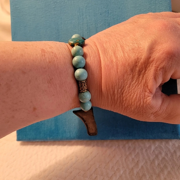 Turquoise and coconut shell stretch bracelet - Handmade - Picture 6 of 7
